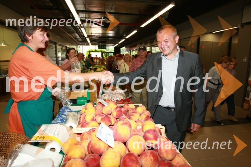 Franc Kangler, župan Mestne občine Maribor in branjevkaTržnica Maribor, odprtje osrednjega pokritega dela mariborske tržnice