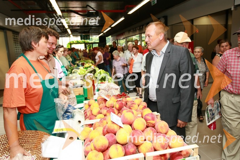 Franc Kangler, župan Mestne občine Maribor in branjevkaTržnica Maribor, odprtje osrednjega pokritega dela mariborske tržnice
