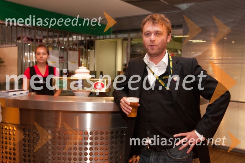 	Grega Skočir, pevec skupine Big Foot Mama24ever, poslovilna tekma Tomaža Vnuka