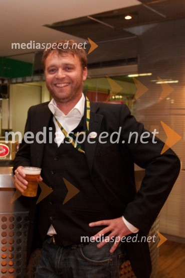 	Grega Skočir, pevec skupine Big Foot Mama24ever, poslovilna tekma Tomaža Vnuka