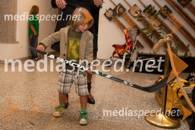 Taj Kontrec, sin pevke Pike in hokejista Dejana Kontreca24ever, poslovilna tekma Tomaža Vnuka