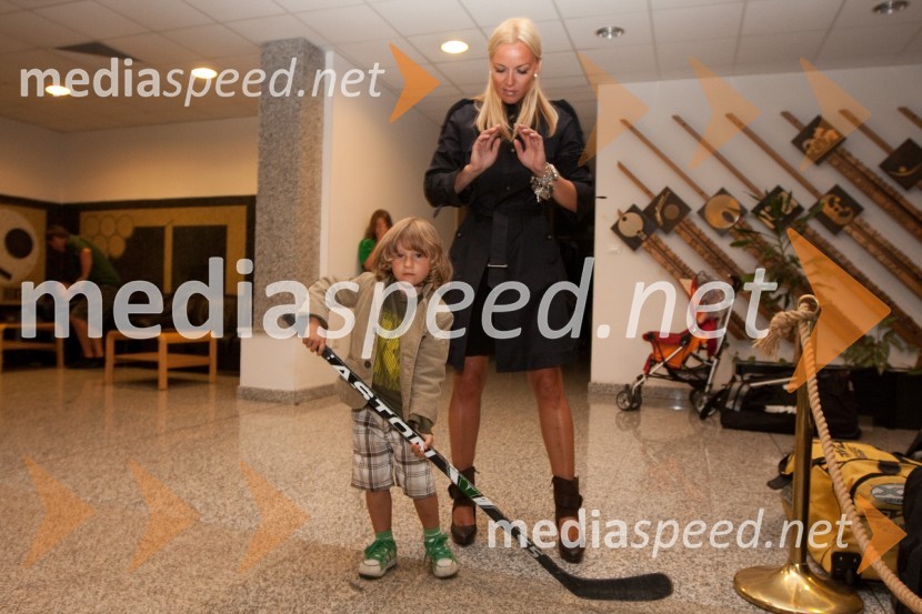 Pika Božič Kontrec, pevka in sin sin Taj24ever, poslovilna tekma Tomaža Vnuka