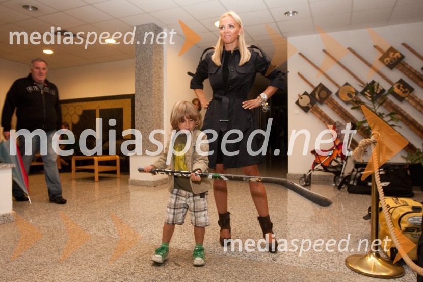 Pika Božič Kontrec, pevka in sin sin Taj24ever, poslovilna tekma Tomaža Vnuka