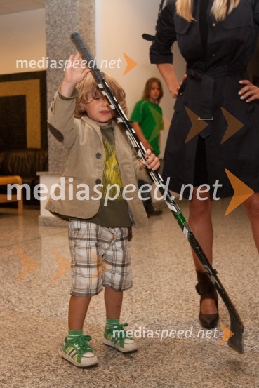 Taj Kontrec, sin pevke Pike in hokejista Dejana Kontreca24ever, poslovilna tekma Tomaža Vnuka