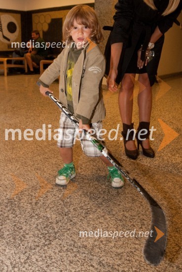 Taj Kontrec, sin pevke Pike in hokejista Dejana Kontreca24ever, poslovilna tekma Tomaža Vnuka