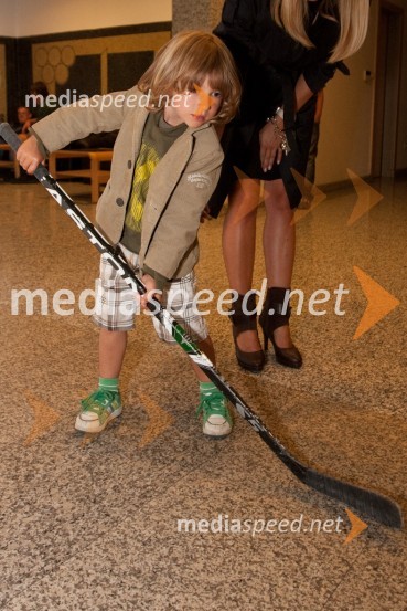 Taj Kontrec, sin pevke Pike in hokejista Dejana Kontreca24ever, poslovilna tekma Tomaža Vnuka