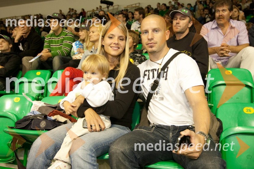 Rene Mlekuž, nekdanji alpski smučar, soproga Nika in hčerka Lija24ever, poslovilna tekma Tomaža Vnuka