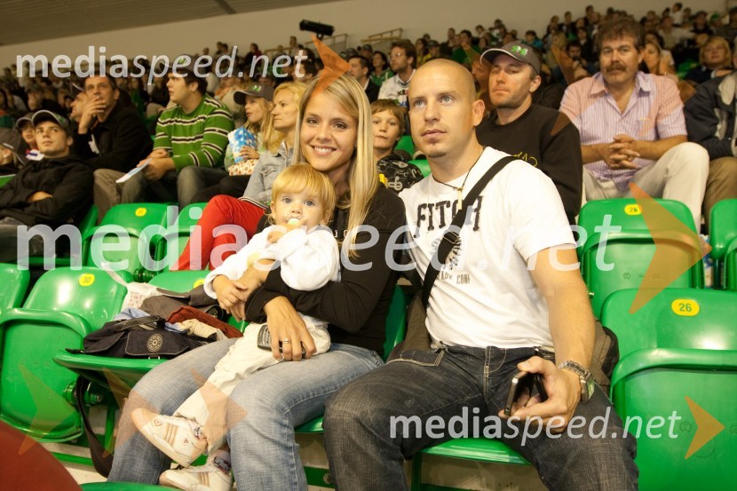 Rene Mlekuž, nekdanji alpski smučar, soproga Nika in hčerka Lija24ever, poslovilna tekma Tomaža Vnuka