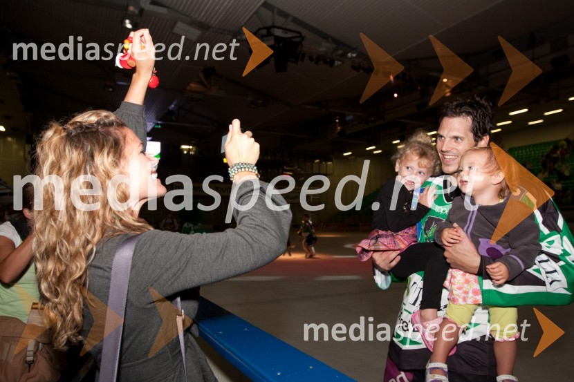 	Matt Higgins, hokejist, soproga Kelly, hčerki Mika in Lily24ever, poslovilna tekma Tomaža Vnuka