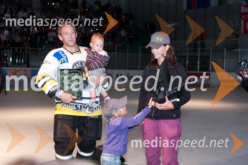 Tomaž Vnuk, hokejist, sin Vid, hči Zala in soproga Špela24ever, poslovilna tekma Tomaža Vnuka