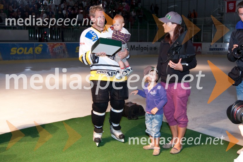 Tomaž Vnuk, hokejist, sin Vid, hči Zala in soproga Špela24ever, poslovilna tekma Tomaža Vnuka