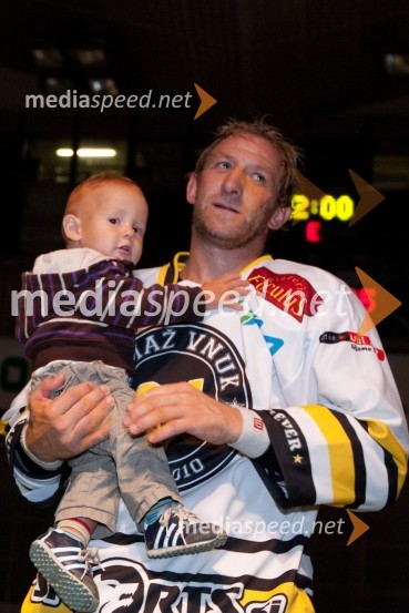 Tomaž Vnuk, hokejist in sin Vid24ever, poslovilna tekma Tomaža Vnuka