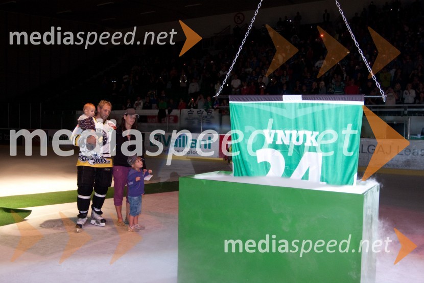 	Tomaž Vnuk, hokejist, sin Vid, hči Zala in soproga Špela24ever, poslovilna tekma Tomaža Vnuka