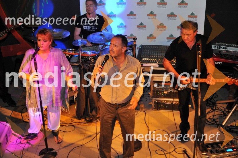 Dražen Zečić, hrvaški pevec s skupino15. obletnica diskoteke Yucatan