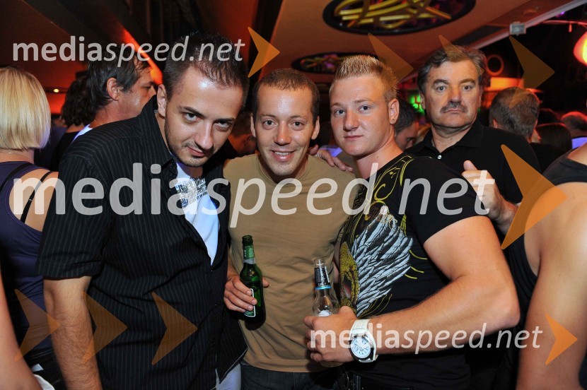 Obiskovalci15. obletnica diskoteke Yucatan