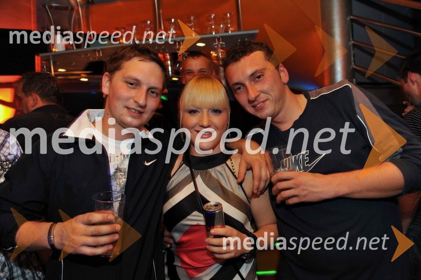 Obiskovalci15. obletnica diskoteke Yucatan