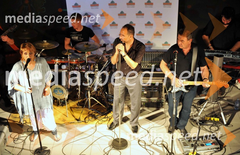 Dražen Zečić, hrvaški pevec s skupino15. obletnica diskoteke Yucatan