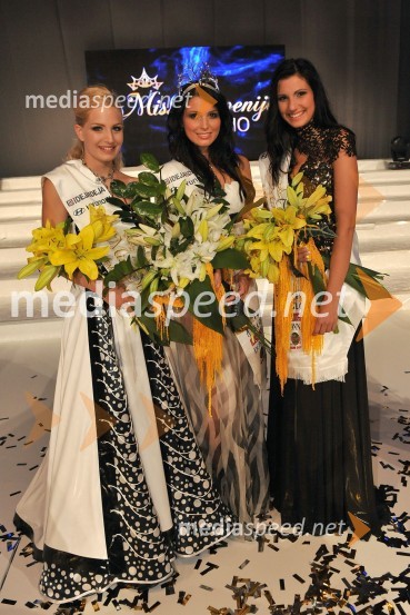 Ajda Sitar, prva spremljevalka Miss Slovenije 2010, Sandra Adam, Miss Slovenije 2010 in Sandra Skutnik, druga spremljevalka Miss Slovenije 2010Miss Slovenije 2010, finale