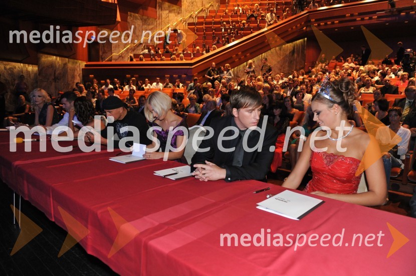 Eva Repič, vodja projekta Miss Slovenije, Peter Mankoč, plavalec, ..., Stefano Lupino, hrvaški fotograf, Mateja Planjšek Kristanič, odgovorna urednica revije Bella Donna, dr. Boris Onišak, lastnik podjetja Estetika Onišak in Tina Petelin, Miss Slovenije 2009Miss Slovenije 2010, finale