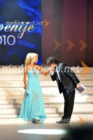 Lucija Gubenšek in Boštjan Kljun, voditelja prireditveMiss Slovenije 2010, finale