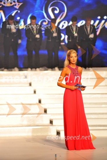 Lucija Gubenšek, voditeljica prireditve in Plesna skupina MaestroMiss Slovenije 2010, finale