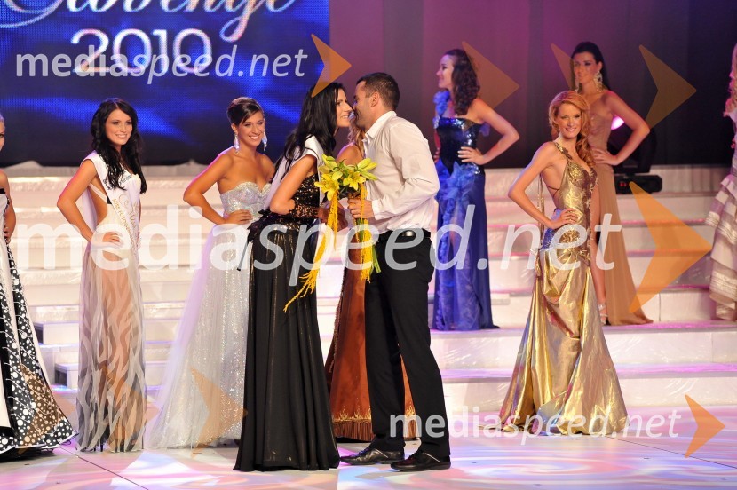 Sandra Skutnik, druga spremljevalka Miss Slovenije 2010 in Peter Mankoč, plavalecMiss Slovenije 2010, finale
