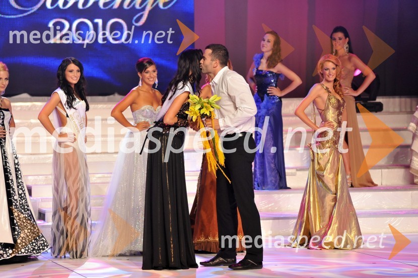 Sandra Skutnik, druga spremljevalka Miss Slovenije 2010 in Peter Mankoč, plavalecMiss Slovenije 2010, finale