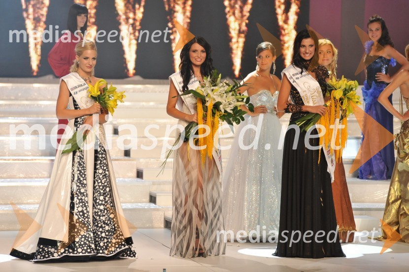 Ajda Sitar, prva spremljevalka Miss Slovenije 2010, Sandra Adam, Miss Slovenije 2010 in Sandra Skutnik, druga spremljevalka Miss Slovenije 2010Miss Slovenije 2010, finale