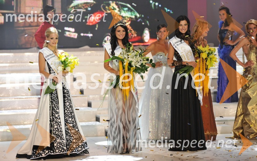 Ajda Sitar, prva spremljevalka Miss Slovenije 2010, Sandra Adam, Miss Slovenije 2010 in Sandra Skutnik, druga spremljevalka Miss Slovenije 2010Miss Slovenije 2010, finale