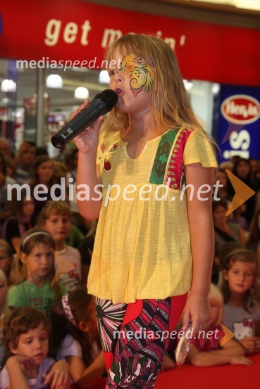 Lina Kuduzović, zmagovalka oddaje Slovenija ima talentEuropark praznuje 10 let, modna revija