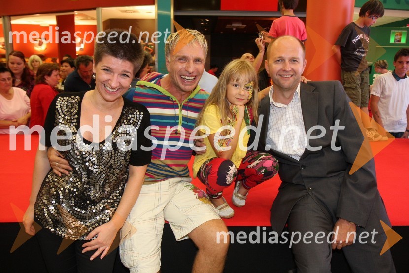 Petra Romih, vodja marketinga v Europarku, Igor Jelen Iggy, lastnik plesnega studia Igen, Lina Kuduzović, zmagovalka oddaje Slovenija ima talent in Boštjan Brantuša, direktor trgovskega središča EuroparkEuropark praznuje 10 let, modna revija