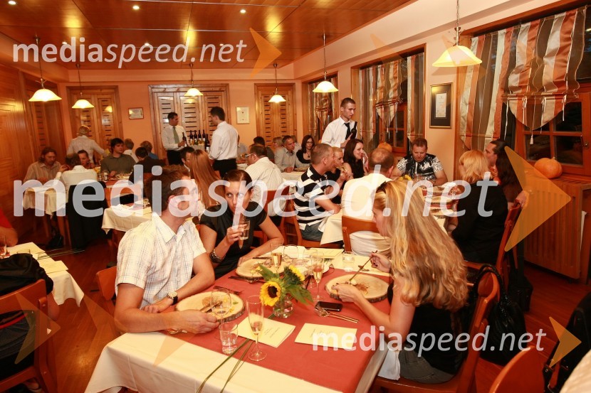 Gorazd Kocbek, Oljarna Kocbek in Mihaela Margan - Miša, novinarka ter Playboyeva zajčica ter Maša Merc, Miss Slovenije 2000Gostilna Anderlič: Uporaba bučnega olja v kulinariki