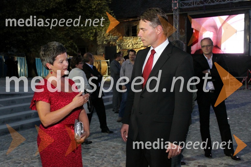 Mojca Redjko, direktorica Lutkovnega gledališča Maribor in Dr. Henrik Gjerkeš, minister za lokalno samoupravo in regionalni razvojLutkovno gledališče Maribor, odprtje
