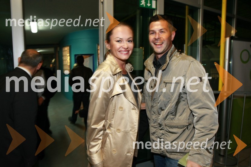 Iryna Osypenko, manekenka in njen fant Matjaž Nemec, tajnik Boruta PahorjaKvalifikacije EP 2012, nogometna tekma Slovenija:Severna Irska