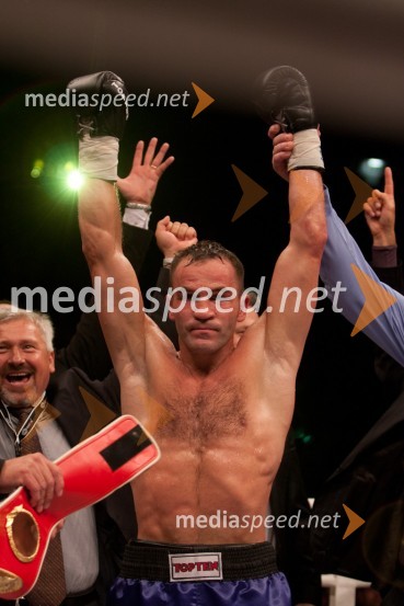 Dejan Zavec, svetovni prvak v velterski kategoriji po verziji IBFDejan Zavec in Rafal Jackiewicz, dvoboj za ubranitev naslova svetovnega IBF prvaka