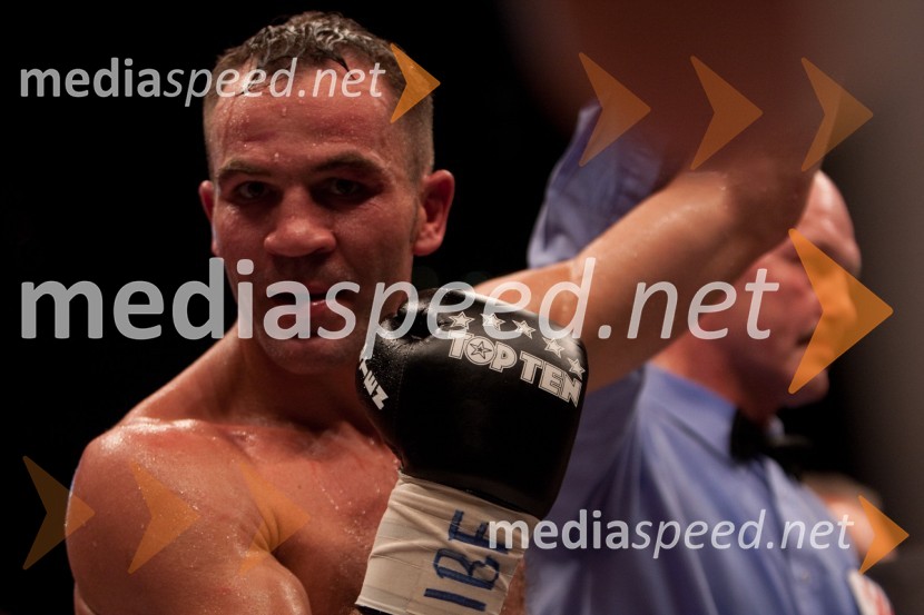 Dejan Zavec, svetovni prvak v velterski kategoriji po verziji IBFDejan Zavec in Rafal Jackiewicz, dvoboj za ubranitev naslova svetovnega IBF prvaka