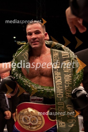 Dejan Zavec, svetovni prvak v velterski kategoriji po verziji IBFDejan Zavec in Rafal Jackiewicz, dvoboj za ubranitev naslova svetovnega IBF prvaka