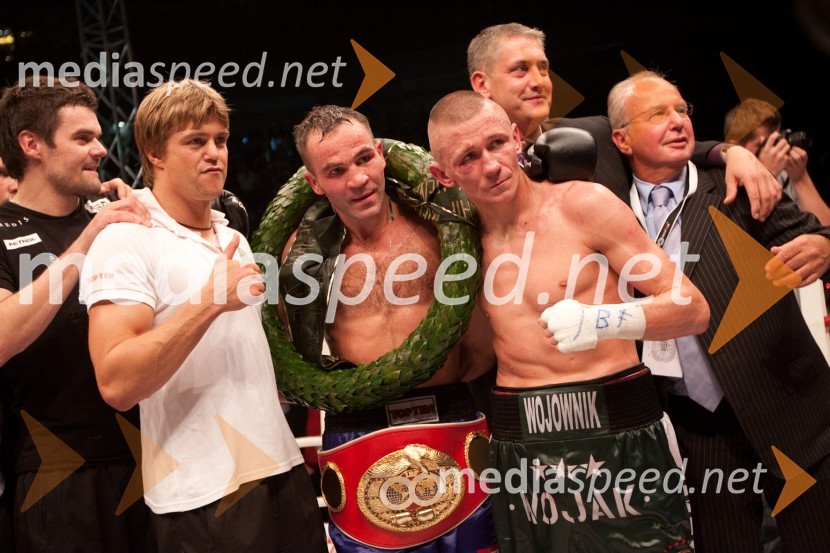 Dirk Dzemski, trener Dejana Zavca, Dejan Zavec, svetovni prvak v velterski kategoriji po verziji IBF in Rafal Jackiewicz, izzivalec Dejana ZavcaDejan Zavec in Rafal Jackiewicz, dvoboj za ubranitev naslova svetovnega IBF prvaka