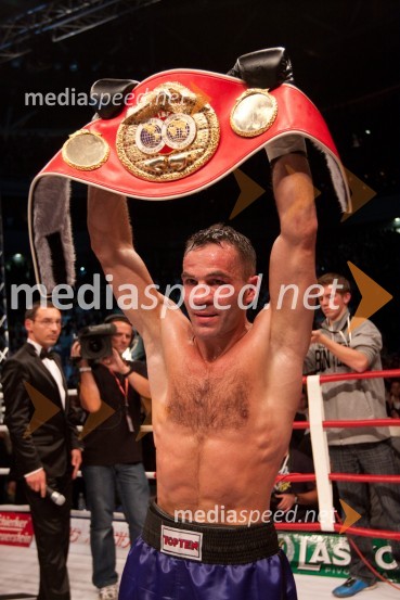 Dejan Zavec, svetovni prvak v velterski kategoriji po verziji IBFDejan Zavec in Rafal Jackiewicz, dvoboj za ubranitev naslova svetovnega IBF prvaka