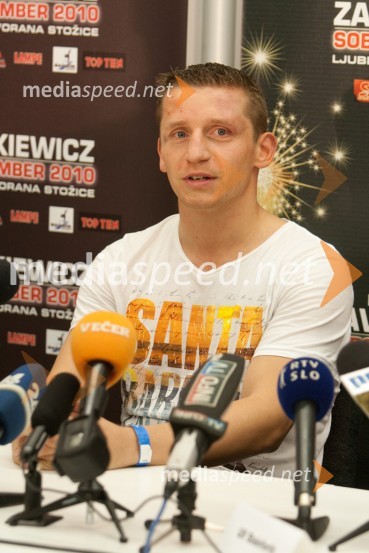 Denis Simčič, slovenski boksarDejan Zavec in Rafal Jackiewicz, dvoboj za ubranitev naslova svetovnega IBF prvaka