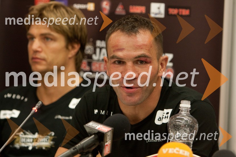 Dejan Zavec, svetovni prvak v velterski kategoriji po verziji IBFDejan Zavec in Rafal Jackiewicz, dvoboj za ubranitev naslova svetovnega IBF prvaka