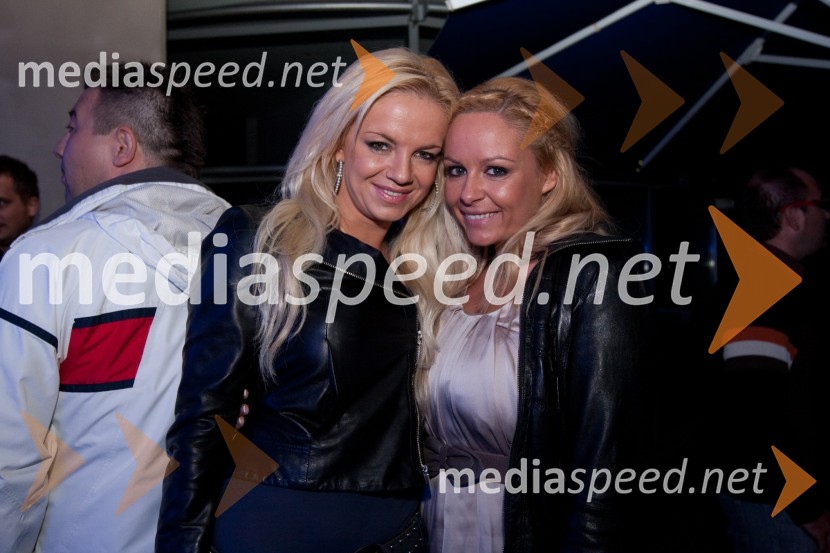 Katja Fašink, pevka in vizažistka ter Špela Grošelj, pevkaDejan Zavec in Rafal Jackiewicz, dvoboj za ubranitev naslova svetovnega IBF prvaka