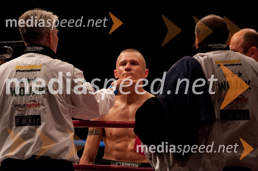 Rafal Jackiewicz, izzivalec Dejana ZavcaDejan Zavec in Rafal Jackiewicz, dvoboj za ubranitev naslova svetovnega IBF prvaka