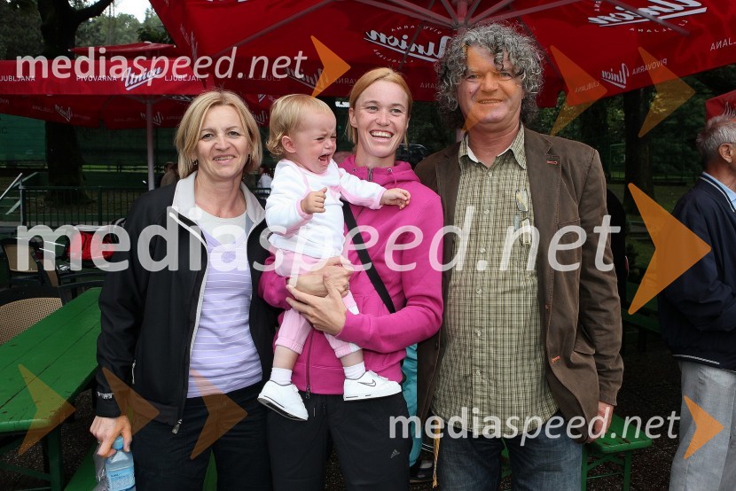 Maja Matevžič in hči Nika, njena mama ter Nenad Nikolič - Neco, organizator turnirja in direktor športne agencije NispoTivoli Cup 2010