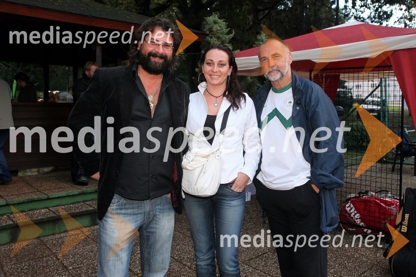 Igor Misdaris, skupina Šukar ter žena in Dragan Bulič, glasbeni urednik na Val 202Tivoli Cup 2010