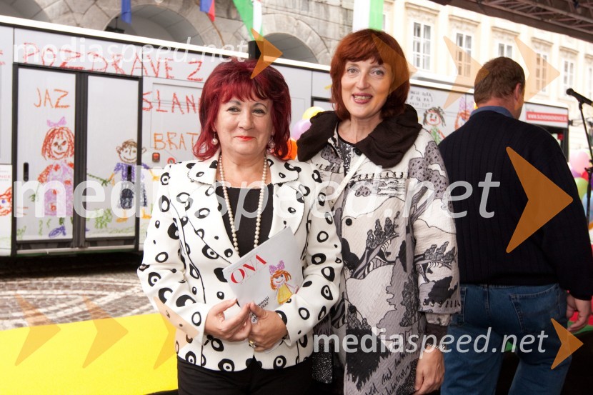 Vlasta Nussdorfer, generalna sekretarka društva Beli obroč in Sabina Obolnar, urednica priloge Ona v časniku DeloOnina manifestacija V pravo smer
