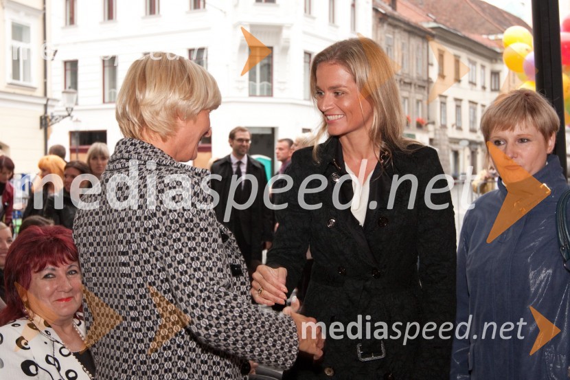 Sonja Poljanšek - Škrabec, lastnica Welness centra Sunny in lokala Sunny cafe in Katarina Kresal, ministrica za notranje zadeveOnina manifestacija V pravo smer