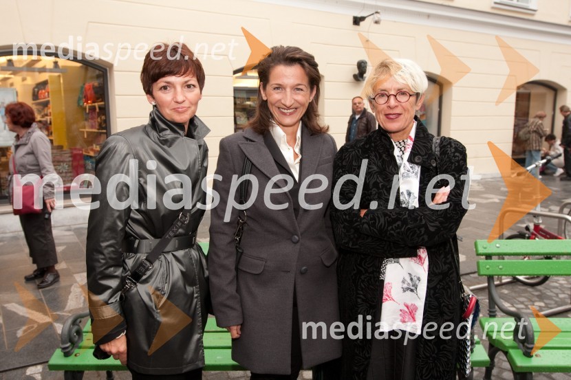 Maja Makovec Brenčič, izredna profesorica na Ekonomski fakulteti, Betka Šuhelj Mikolič in Bojana Leskovar, predstavnica za odnose z javnostmi Ministrstva za kulturoOnina manifestacija V pravo smer
