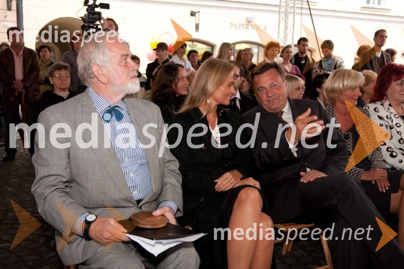 Mitja Meršol, nekdanji urednik Dela, Katarina Kresal, ministrica za notranje zadeve in Zoran Janković, župan mestne občine LjubljanaOnina manifestacija V pravo smer