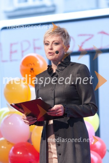 Saša Einsiedler, povezovalka prireditveOnina manifestacija V pravo smer